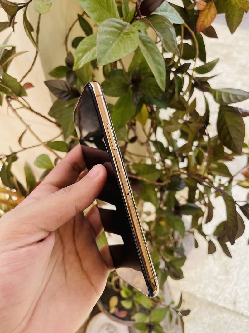 Apple iPhone XS 4