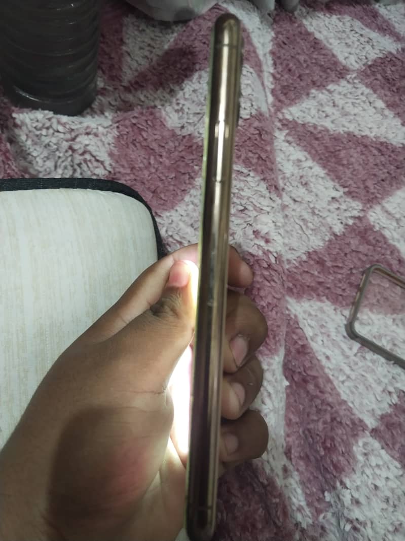 Apple iPhone 11 Pro Max 4