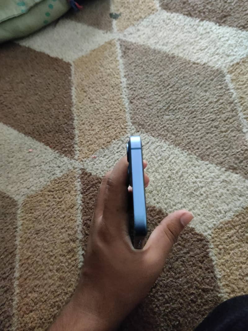 Apple iPhone 13 5