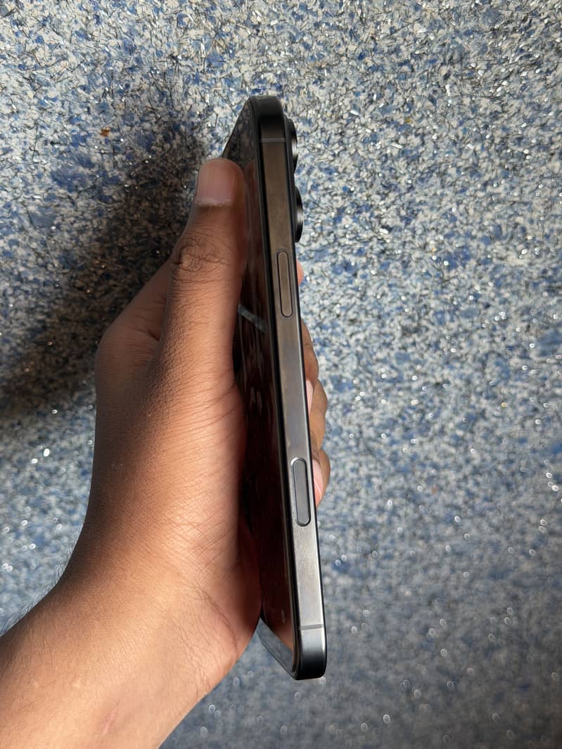 iPhone 16 pro max 4