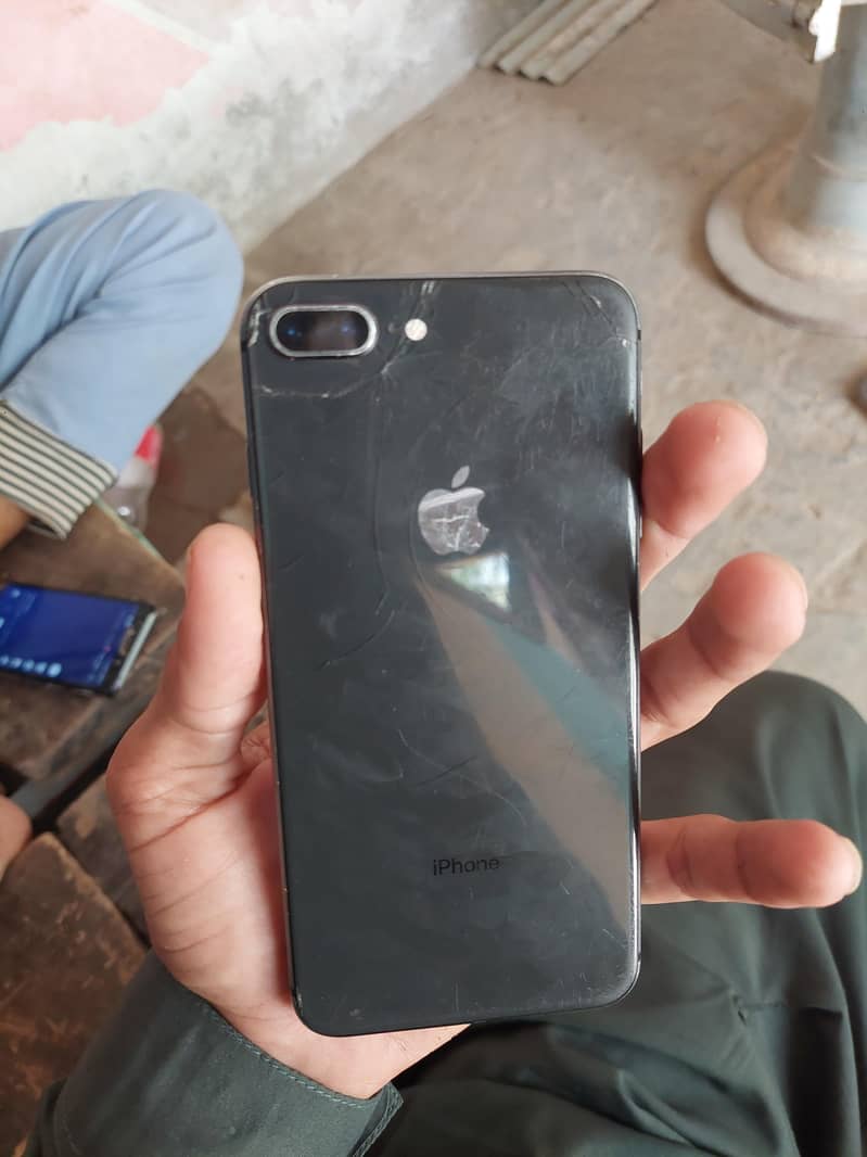 Apple iPhone 8 Plus 3