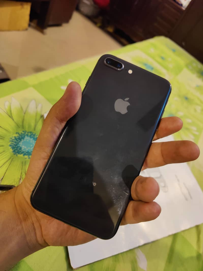 Apple iPhone 8 Plus 1