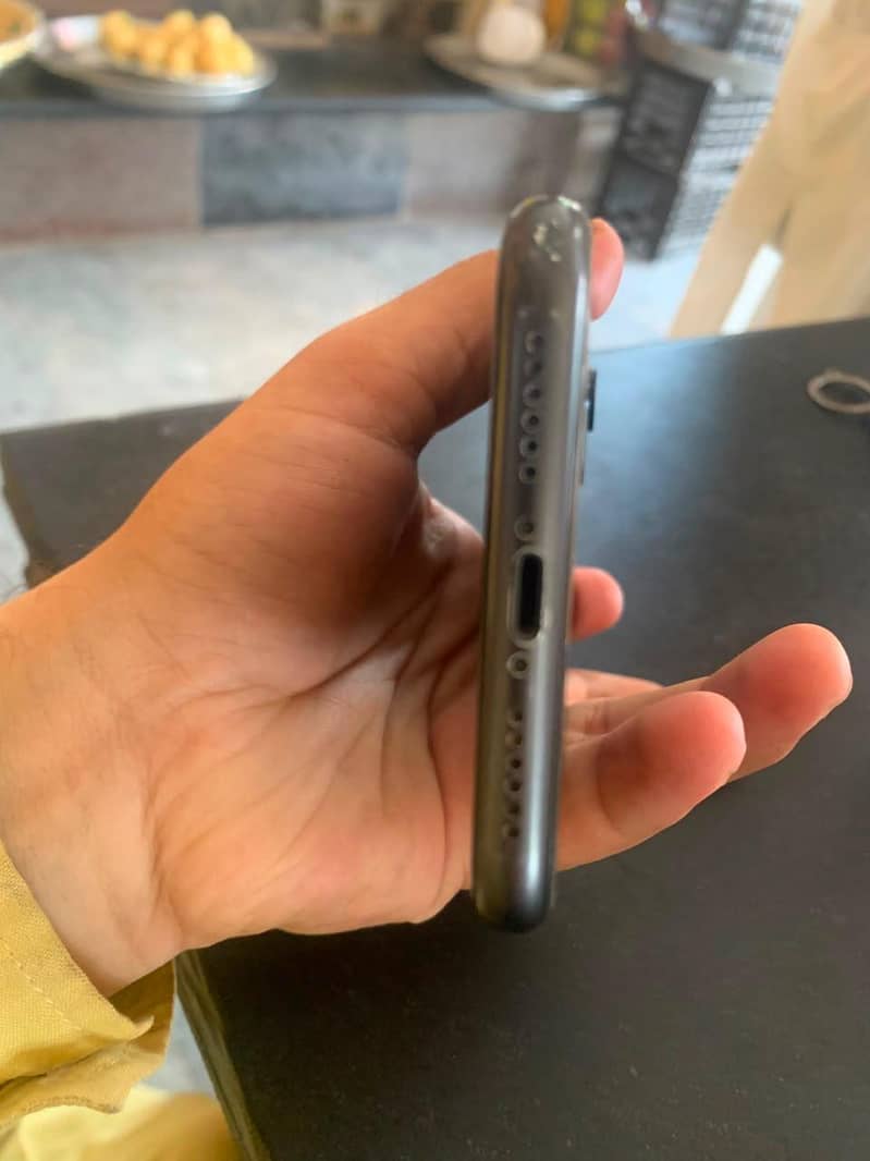 Apple iPhone 11 4