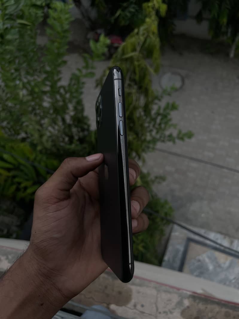 Apple iPhone 11 Pro Max 2