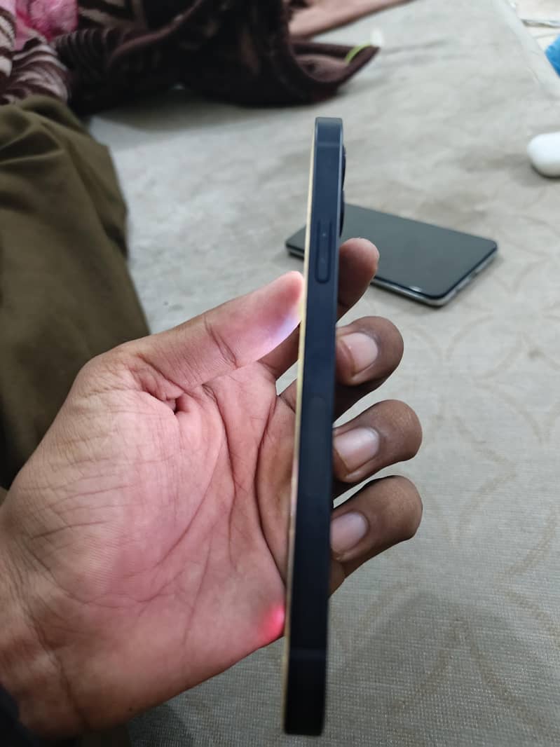 Apple iPhone 12 4