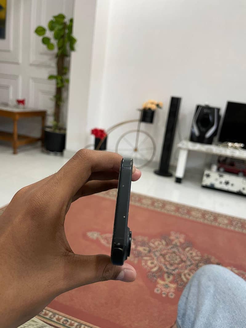 Apple iPhone 16 4