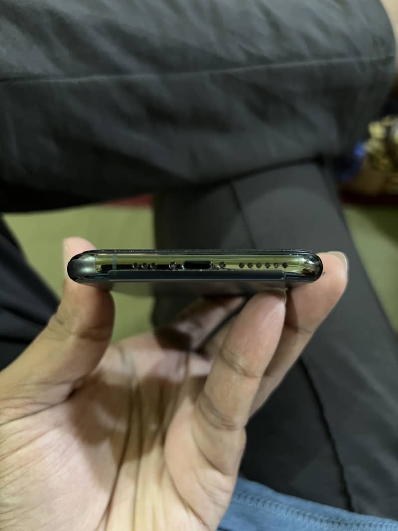 Apple iPhone 11 Pro 4
