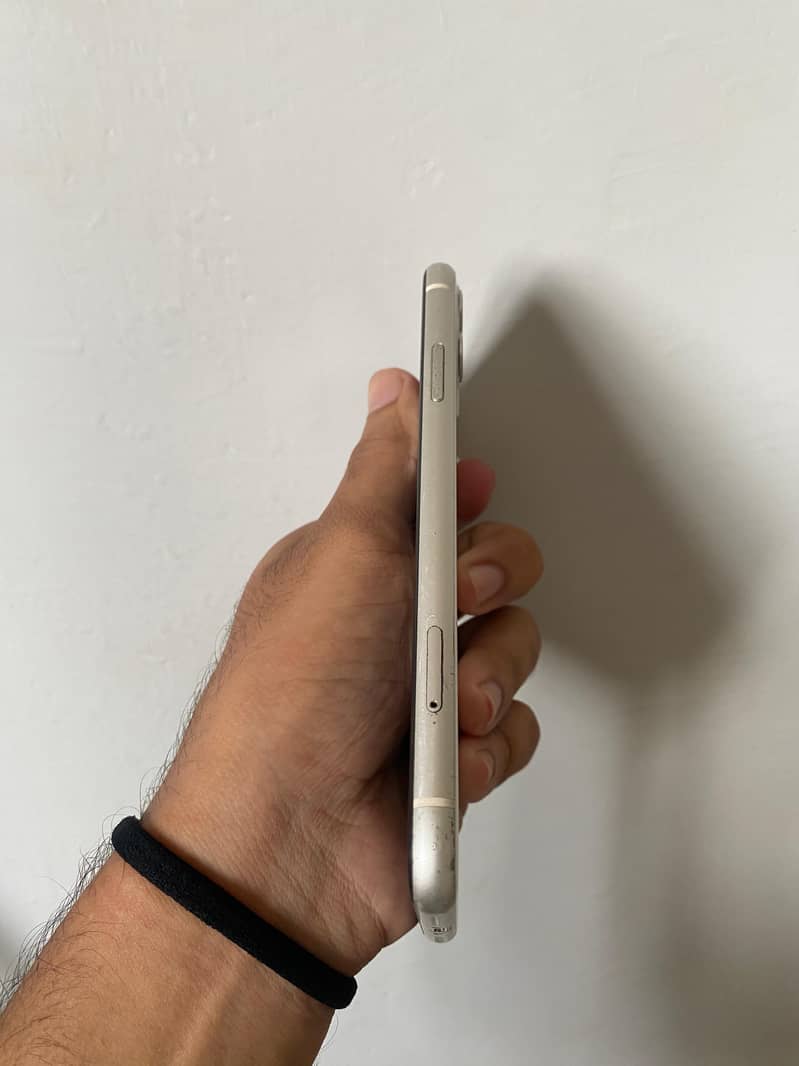 Apple iPhone 11 4