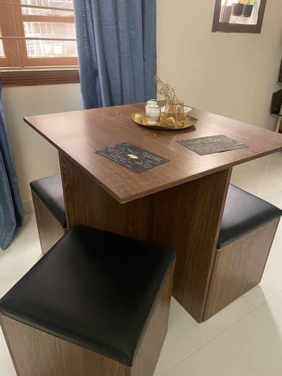 Small Dining Table/chair in Mint condition