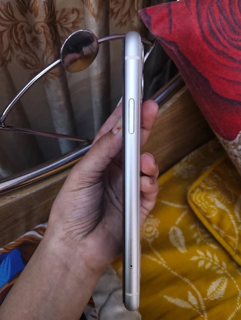 Apple iPhone 11 3