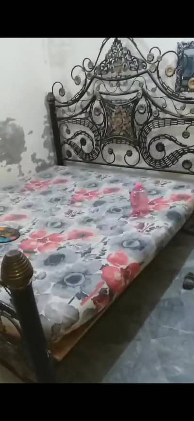 iron bed in good condition