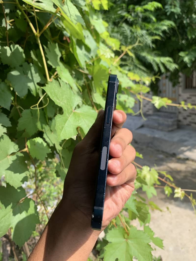 Apple iPhone 13 2
