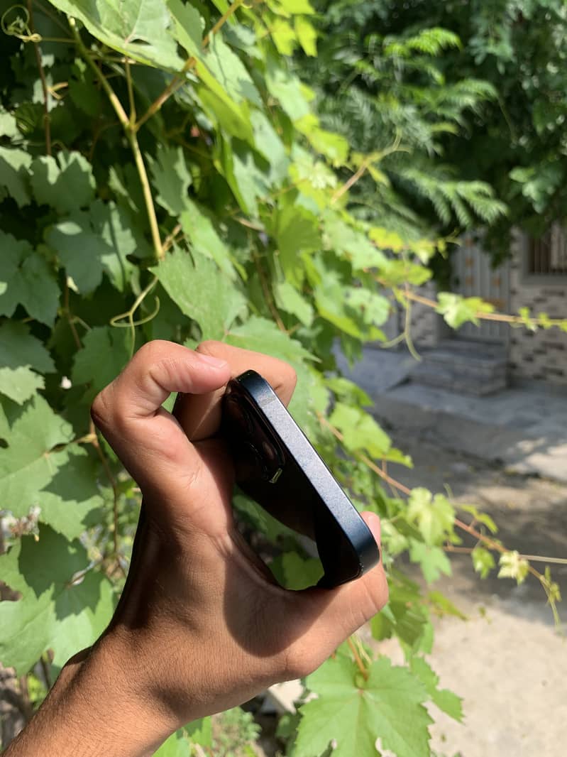 Apple iPhone 13 5