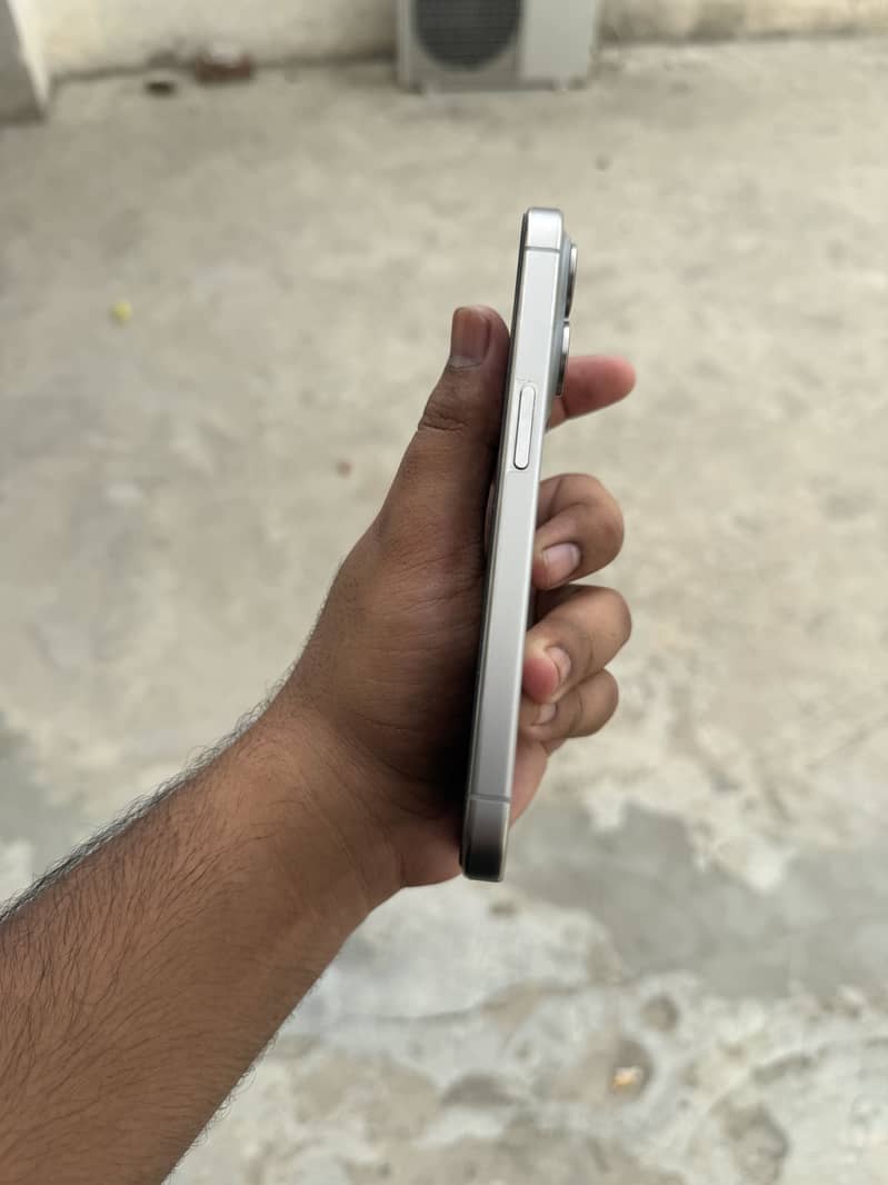 Apple iPhone 15 Pro 2