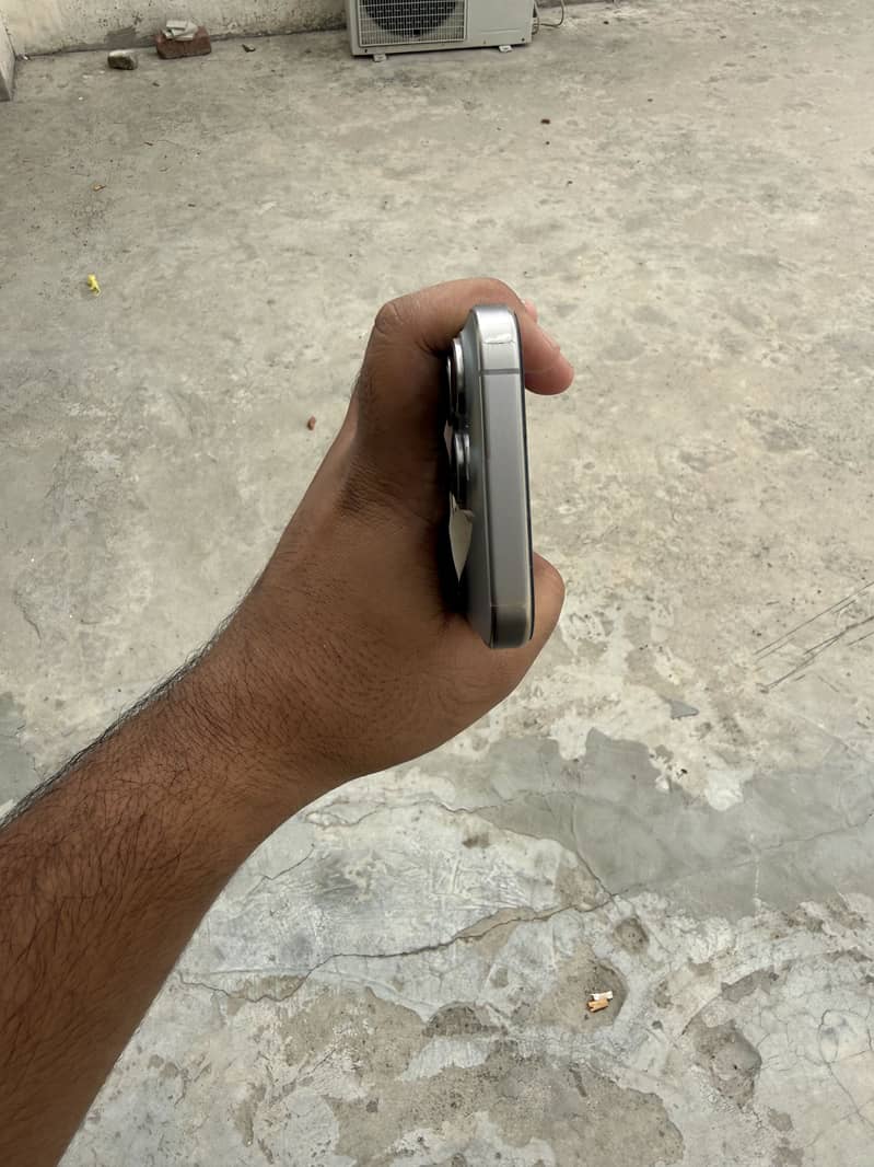 Apple iPhone 15 Pro 3