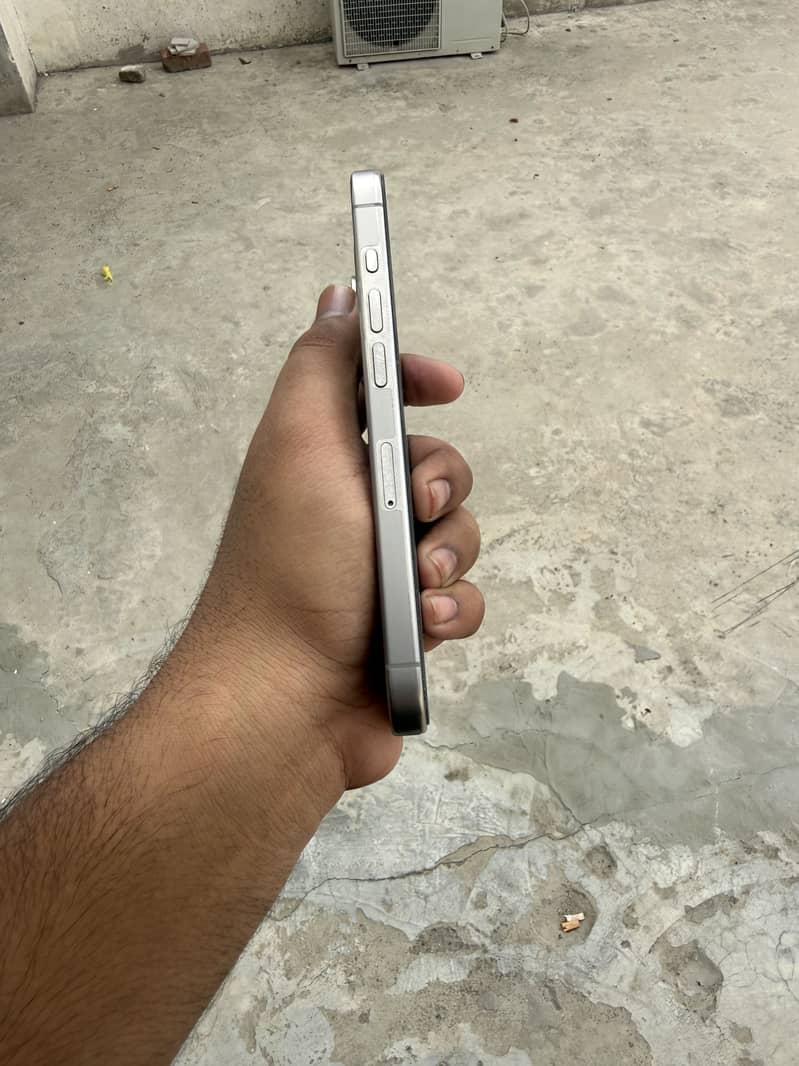 Apple iPhone 15 Pro 4