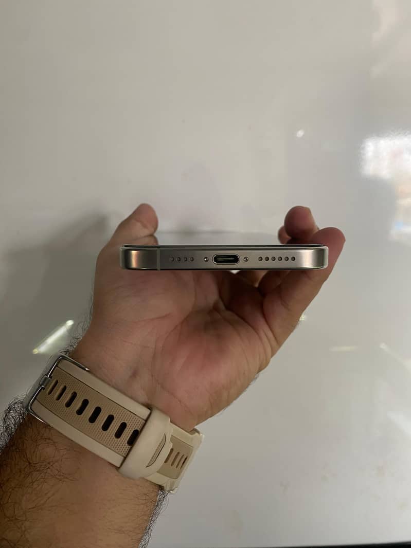 Apple iPhone 16 Pro Max 2