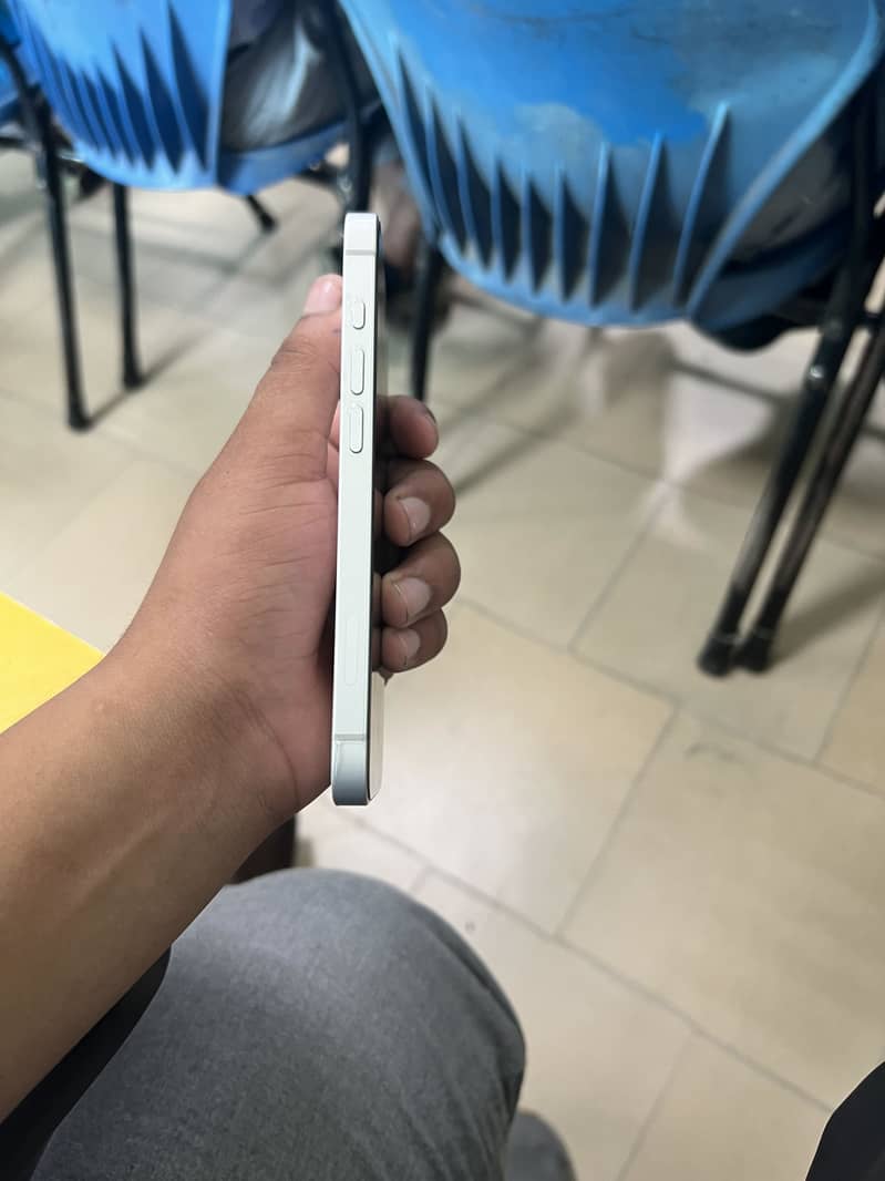 Apple iPhone 16e 1