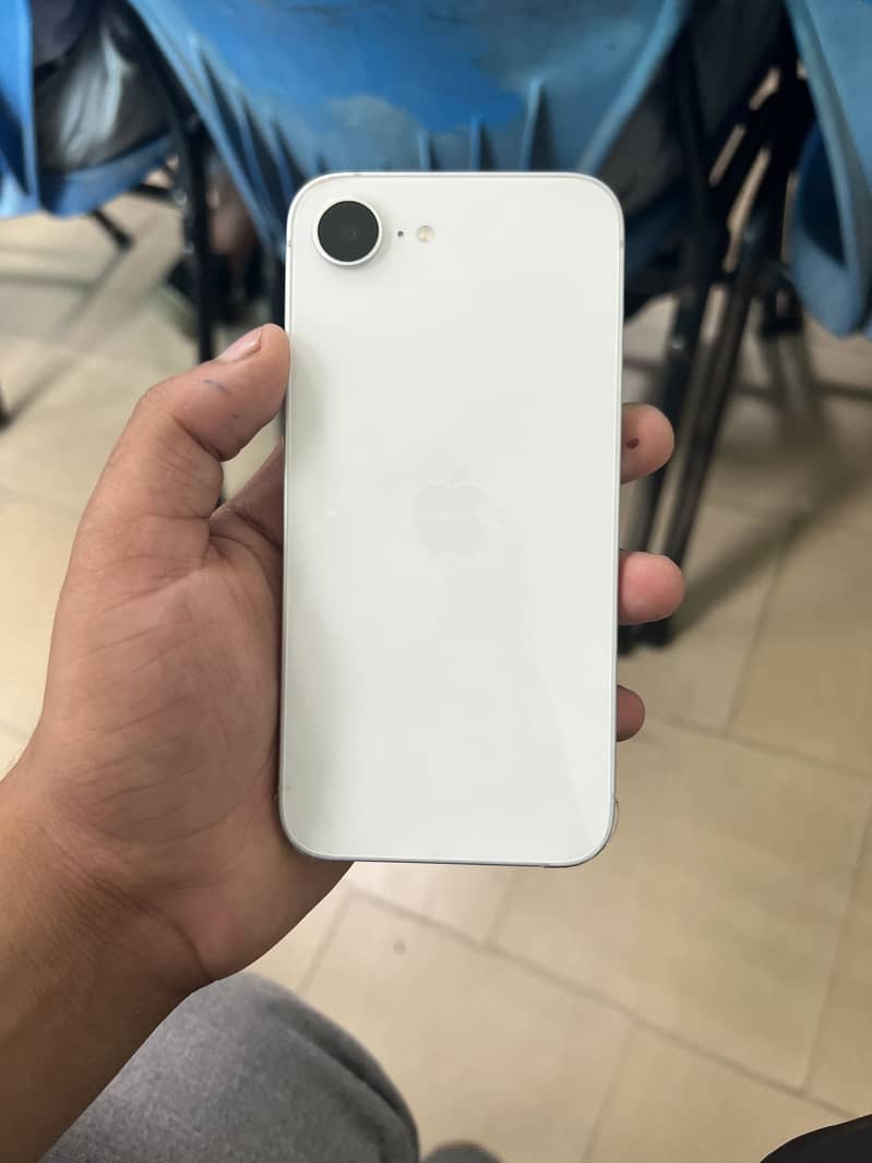 Apple iPhone 16e 2