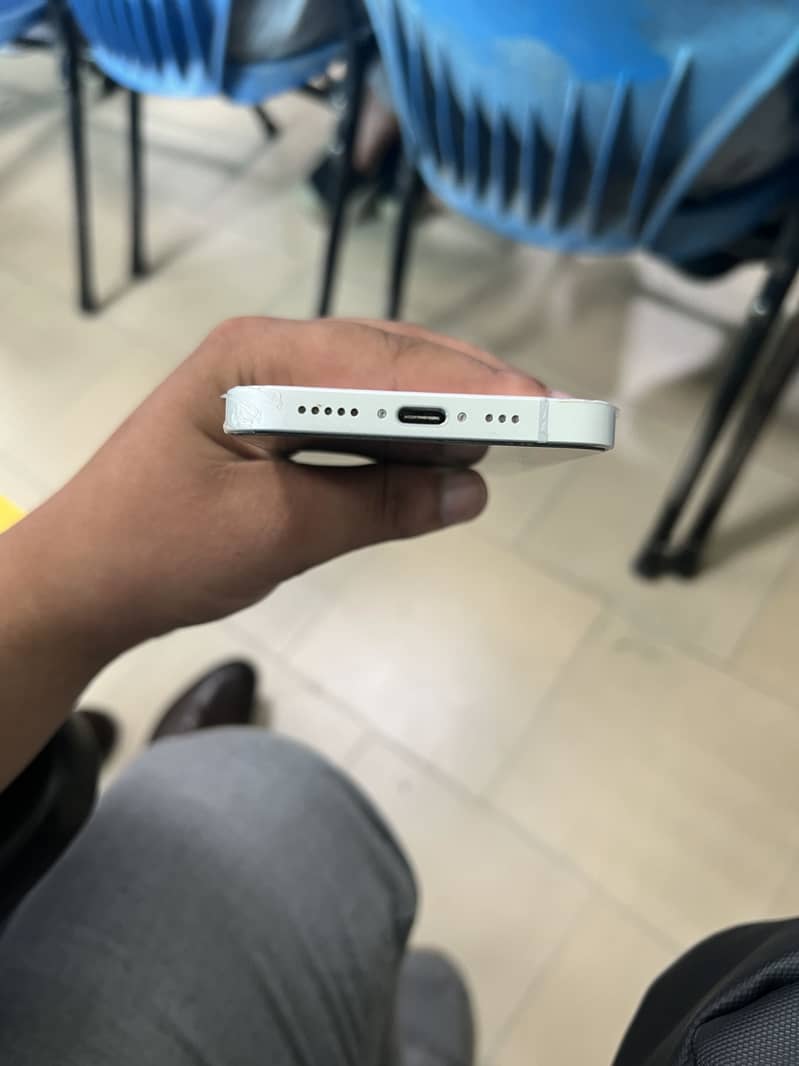 Apple iPhone 16e 3