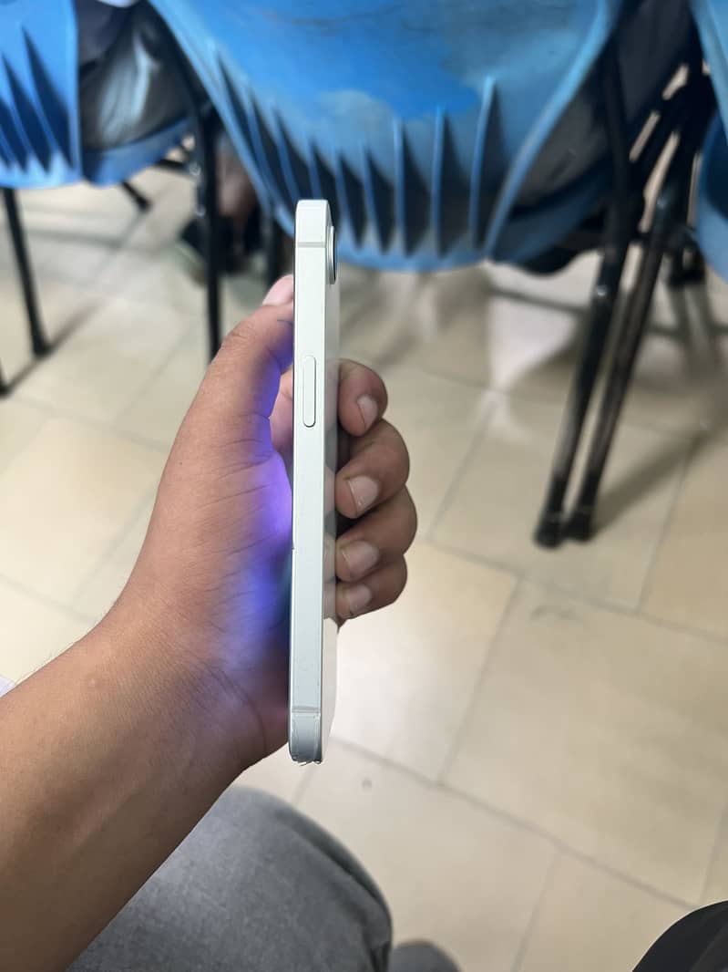 Apple iPhone 16e 4