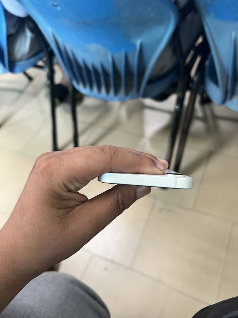 Apple iPhone 16e 5