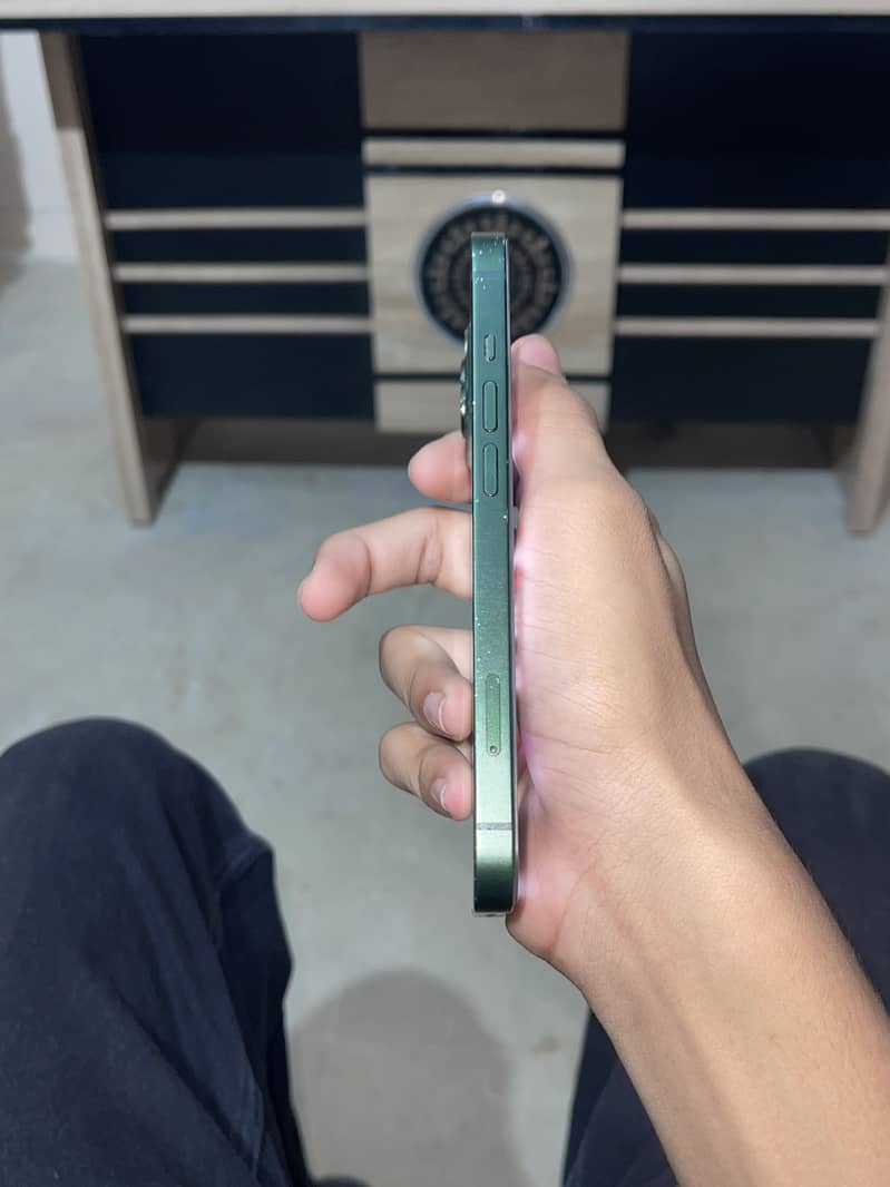 Apple iPhone 13 0
