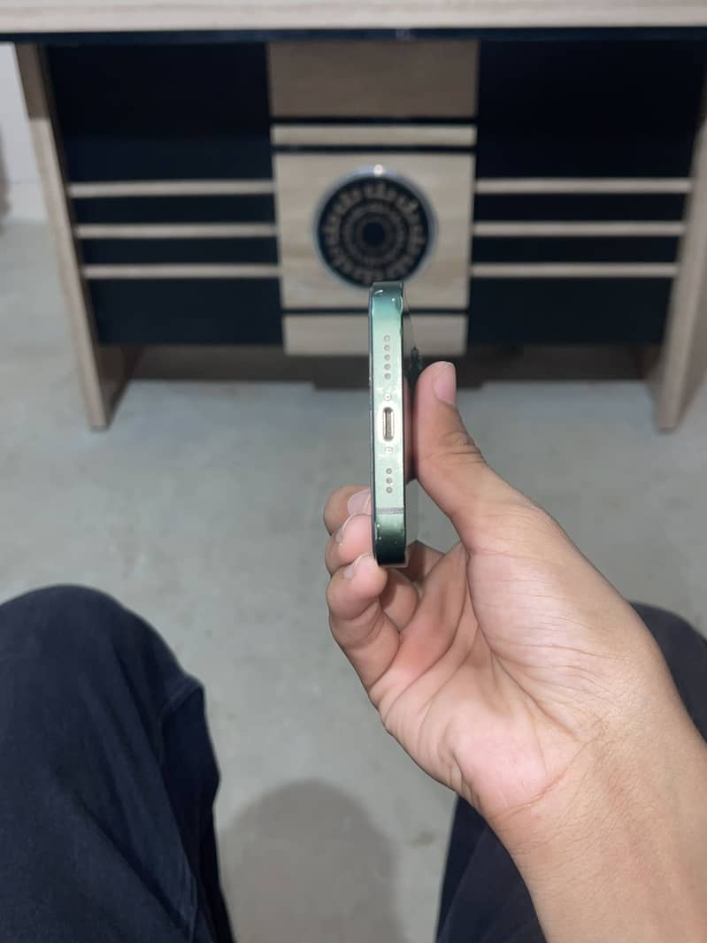 Apple iPhone 13 2