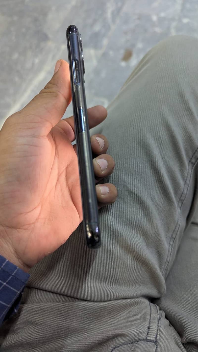 Apple iPhone 11 Pro Max 4