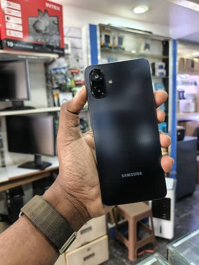 4/128GB_CODITION_10/10 8 MONTH WARRANTY REMAINING