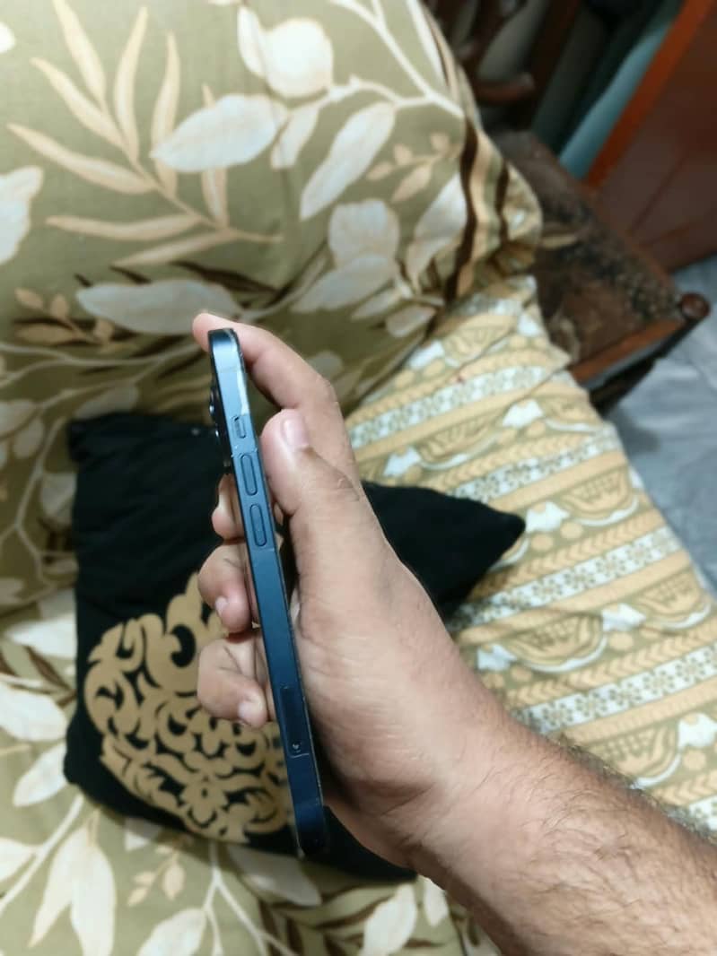 Apple iPhone 13 2
