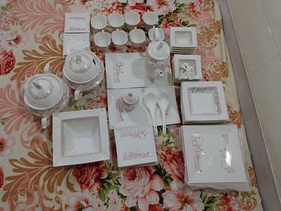 cheeni ka set h 8 persons k liye Sirf 1 piece damage h