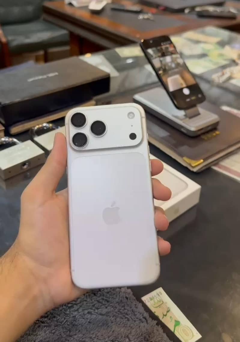 Apple iPhone 17 Pro Max 1
