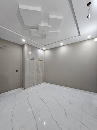1 KANAL UPPER PORTION FACING PARK AVAILABLE FOR RENT