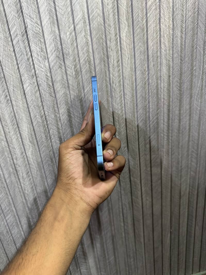 Apple iPhone 13 5