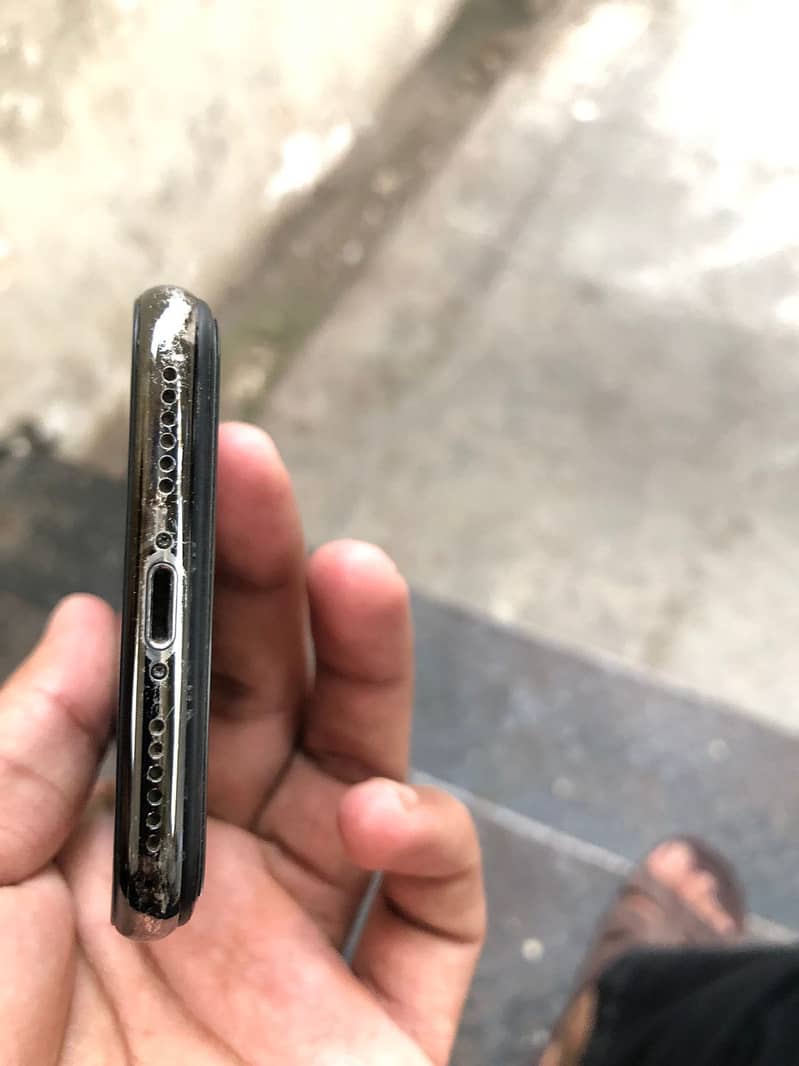 Apple iPhone X 4