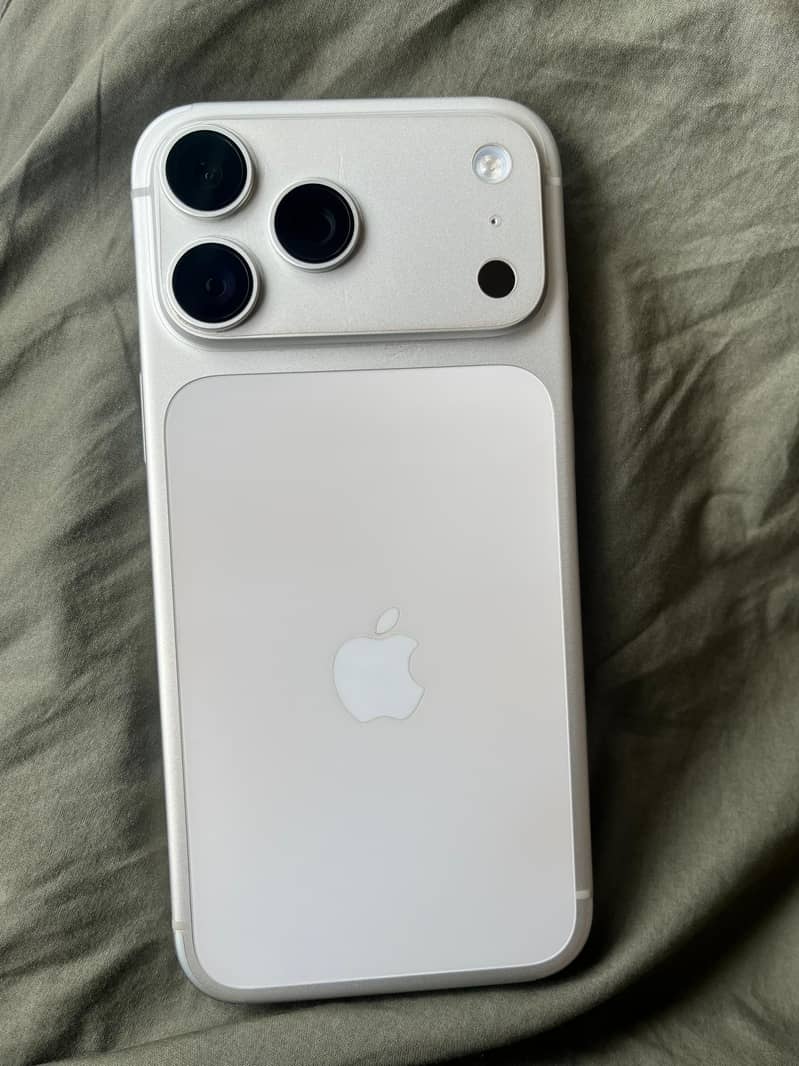 Apple iPhone 17 Pro Max 1