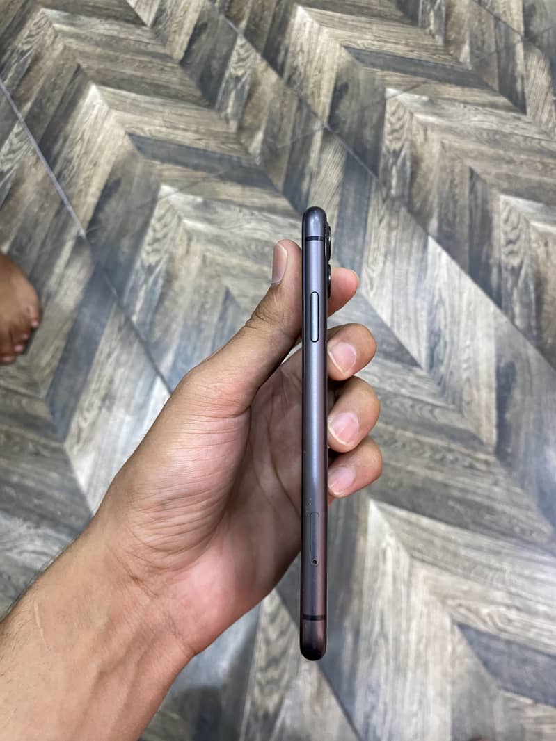 Apple iPhone 11 4