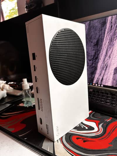 Xbox series s 512 white with 2 Controllers