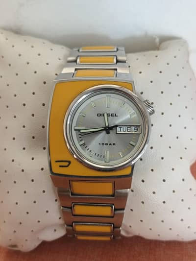 100% original diesel watch with box papd and good condition