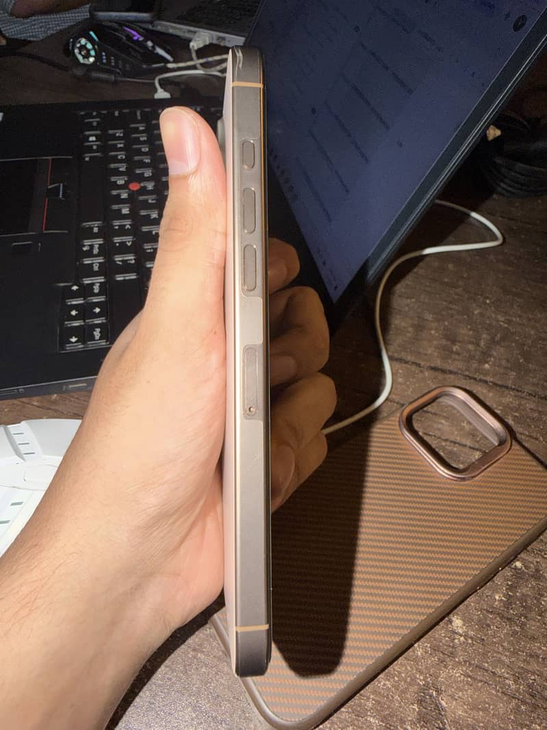 Apple iPhone 16 Pro Max 2