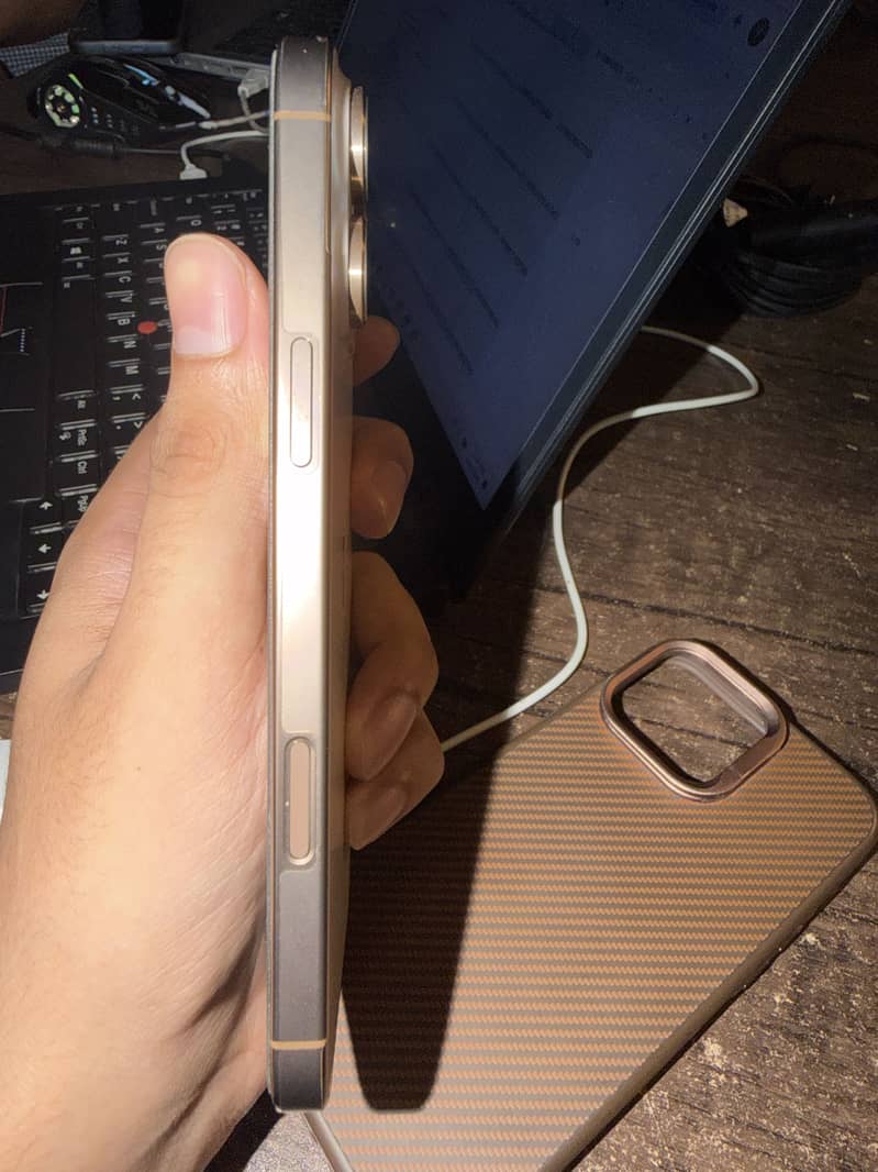 Apple iPhone 16 Pro Max 4
