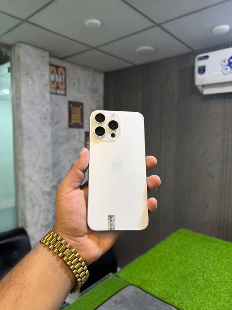 Apple iPhone 15 Pro Max 0