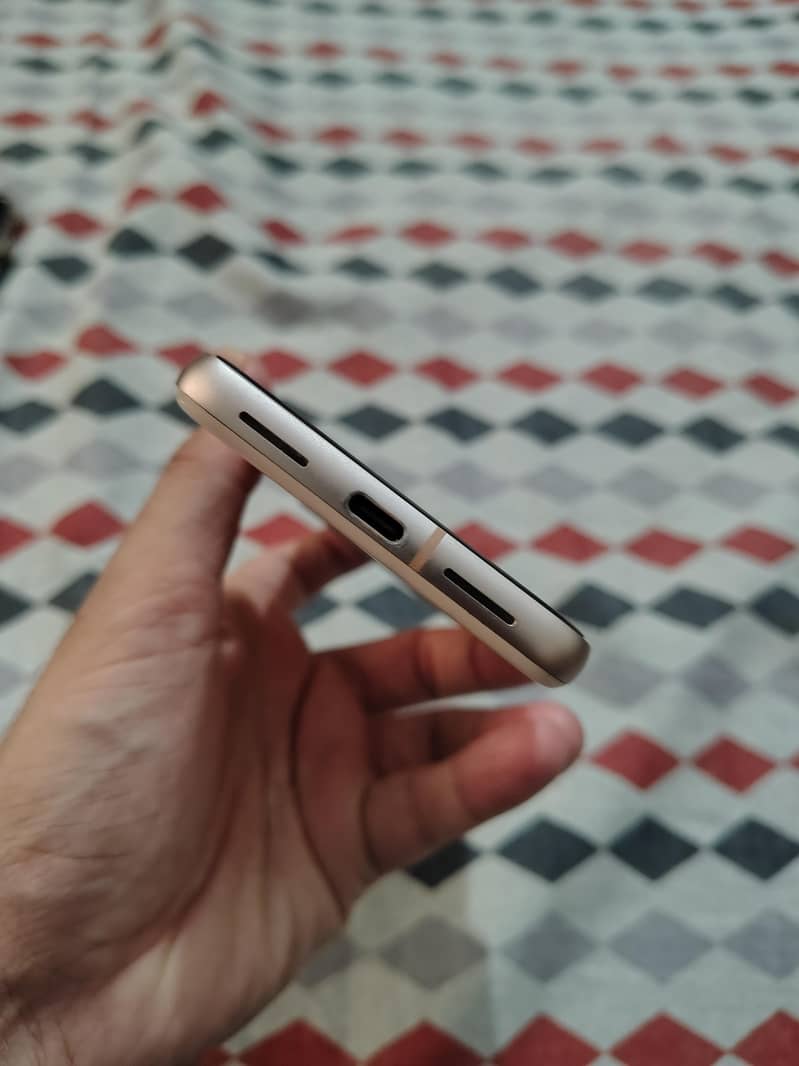 Google Pixel 8 4