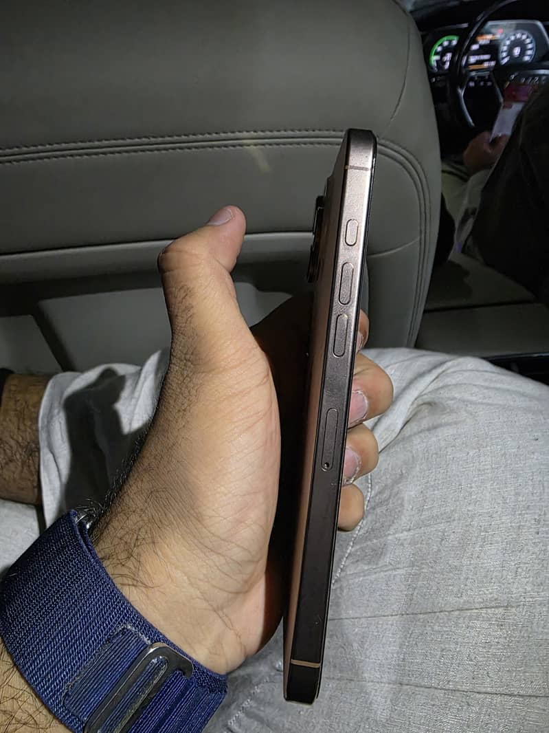 Apple iPhone 16 Pro Max 1