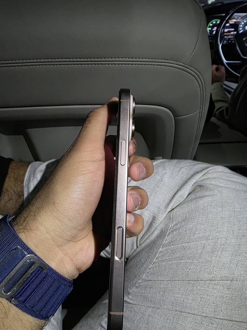 Apple iPhone 16 Pro Max 2