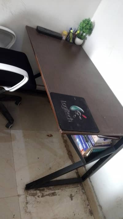 Computer / Study Table with Storage Shelf – Good Condition