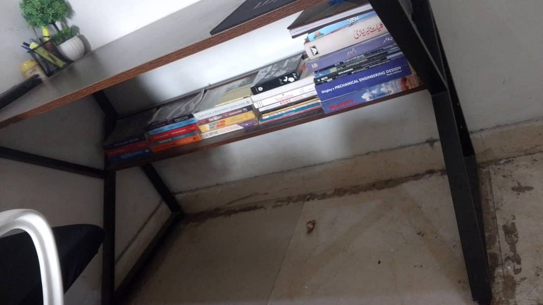 Computer / Study Table with Storage Shelf – Good Condition 1