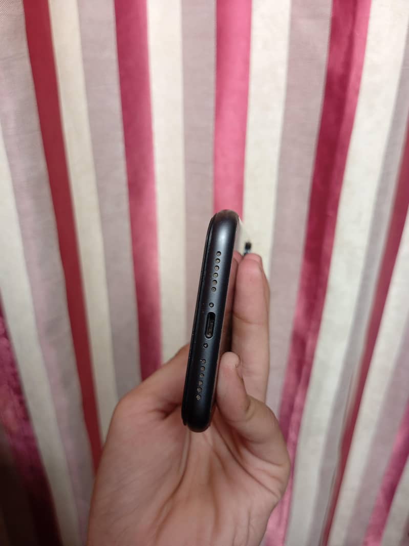 Apple iPhone 11 4