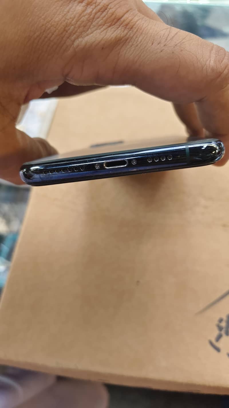 Apple iPhone 11 Pro Max 4